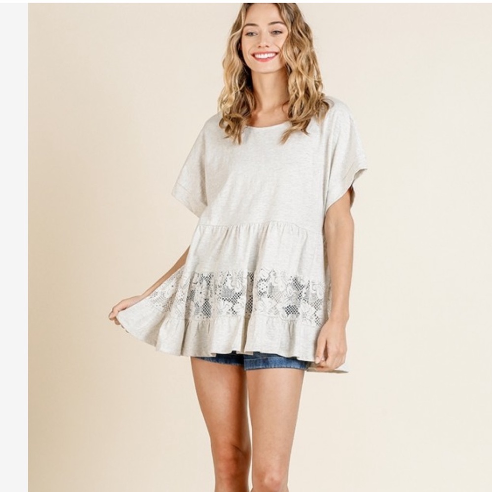 UMGEE OATMEAL S/S RUFFLE HEM TOP WITH FLORAL LACE